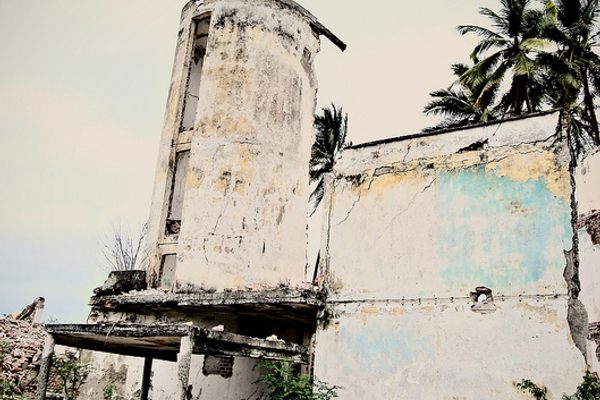 A canopied entrance to the once luxurious hotel (Flickr/oladybug0)