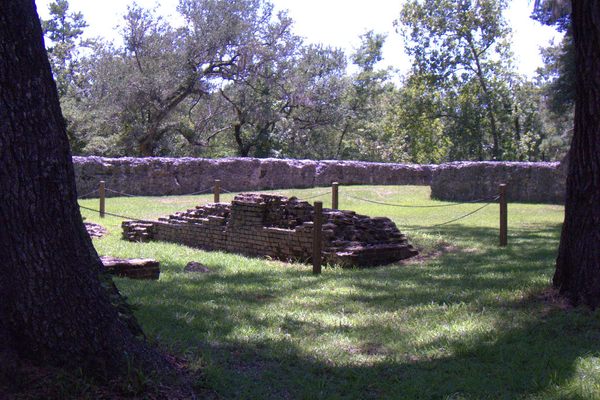 Remains of South Carolina’s second brick powder magazine (source: spinkk/Atlas Obscura)
