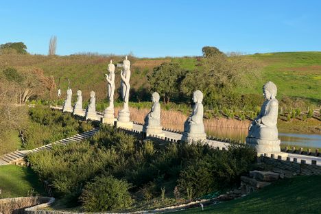 A wall of Buddhas.