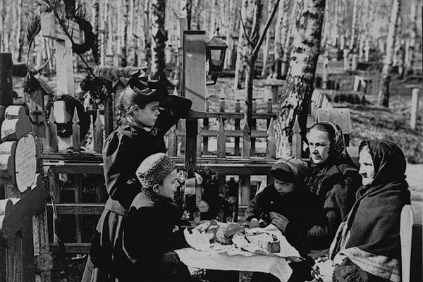 Picnickers in a cemetery in Petrograd in 1919. Hanging out in graveyards is a Russian tradition.