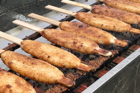 Skewered gohei mochi.