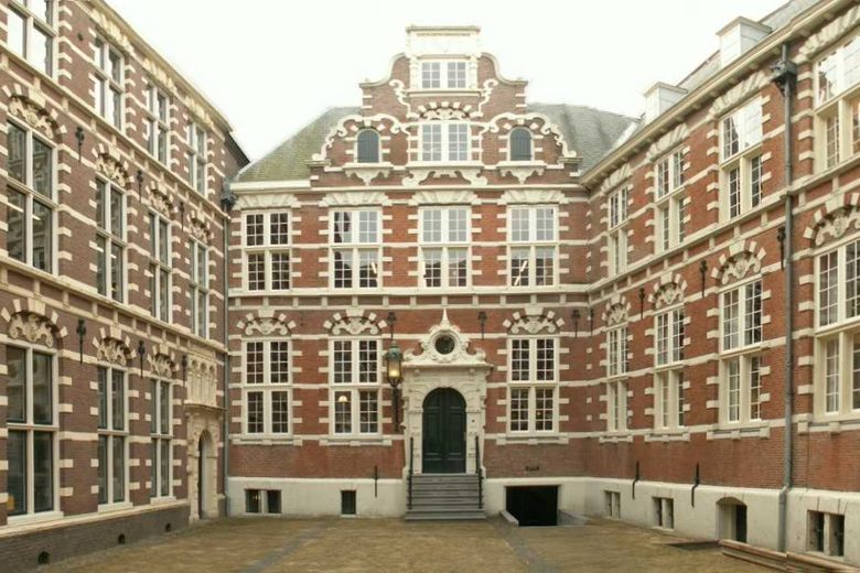 Wegversperring Postbode Denk vooruit Oost-Indisch Huis – Amsterdam, Netherlands - Atlas Obscura