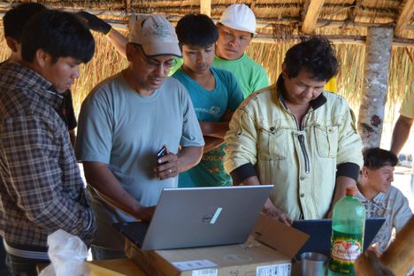 ACT/SynBio Ululupuene project coordinator João Carlos Nunes Batista shows Ululupuene villagers how you can access the internet. - See more at: http://www.amazonteam.org/amazon-connected-waura-ulupuene-have-access-internet#sthash.u3fqiw3C.dpuf