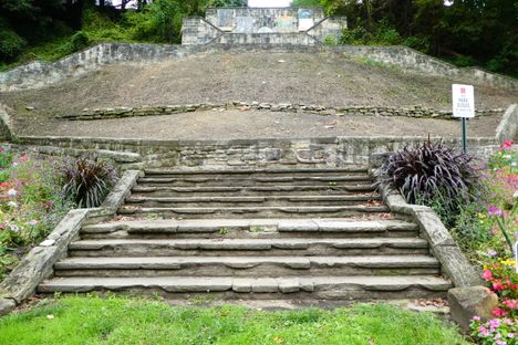 The base of the Glendale Steps from Glendale Avenue.