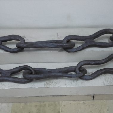Detail of the chain.
