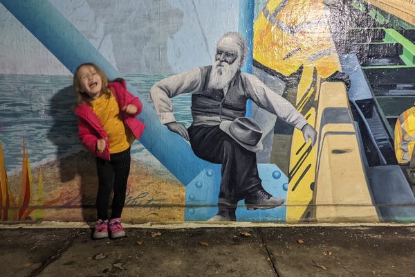 The construction workers who built the bridge feature heavily in the murals...along with a local poet of some renown...
