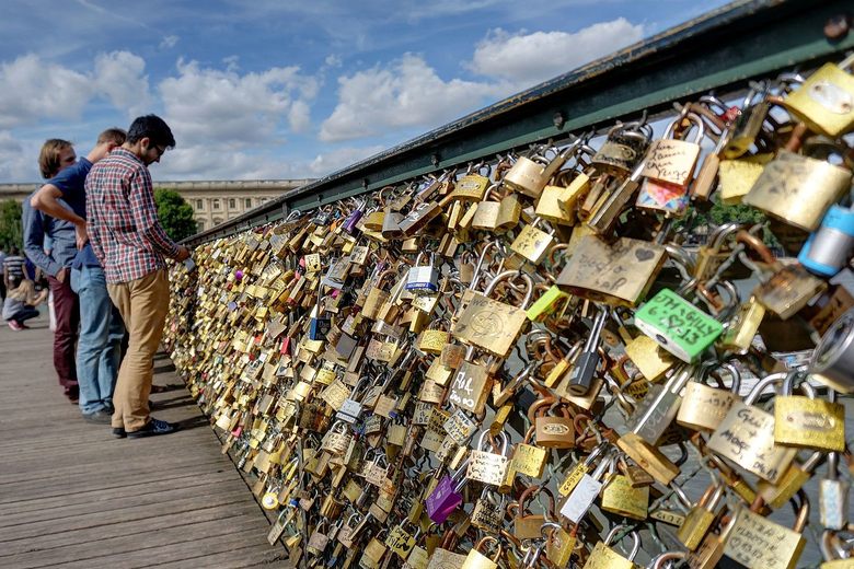 Paris Sells Love Locks To Refugees - Paris Refugees Donation