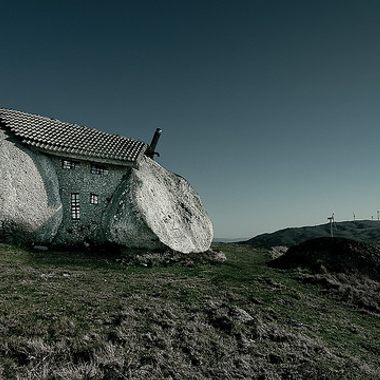 Darkness surrounding the strange countryside home (Flickr/Jsome1)