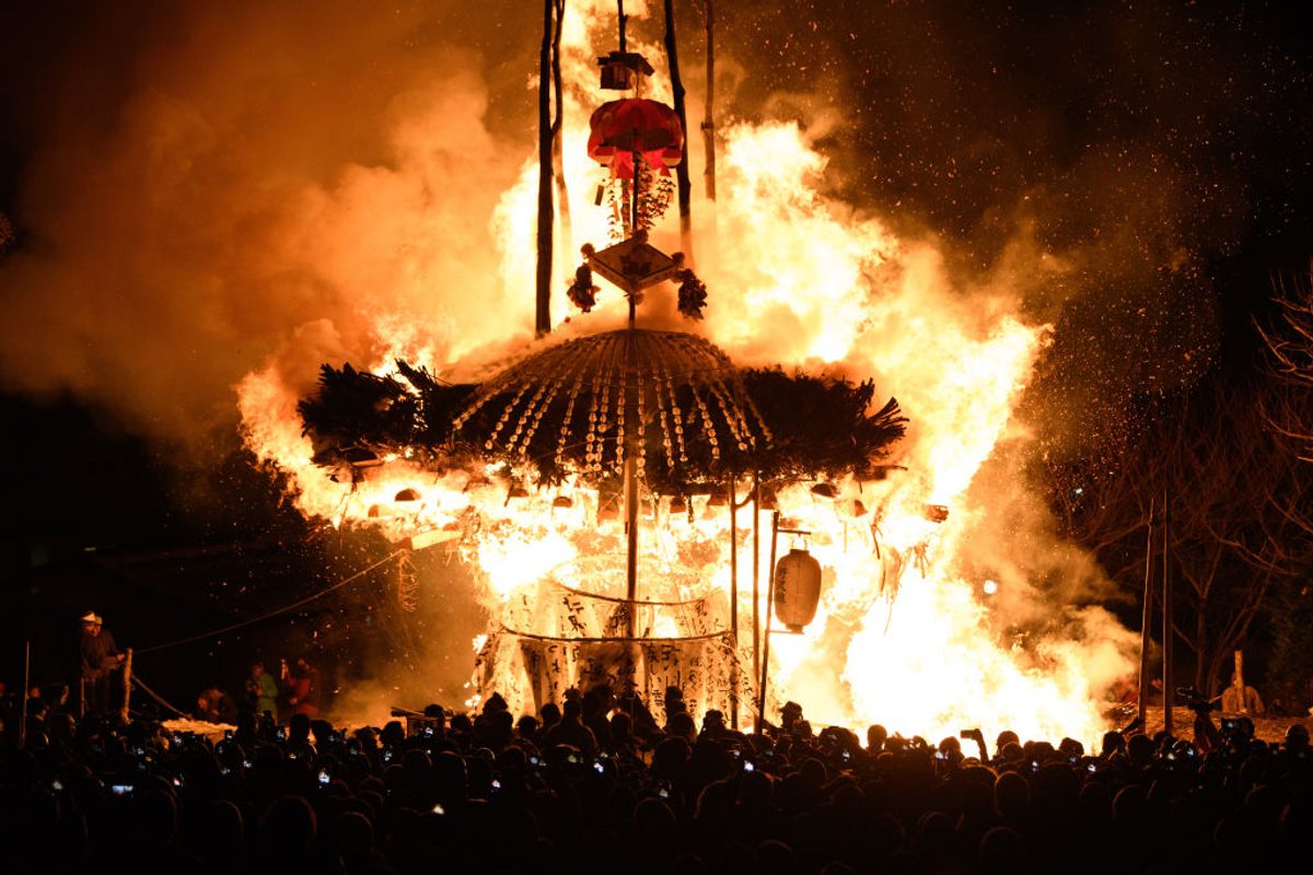 El Festival del Fuego Nozawaonsen Dosojin en Japón presenta una batalla entre los hombres que construyen un santuario y tratan de protegerlo, y los otros aldeanos que intentan prenderle fuego arrojando antorchas.  (2018)