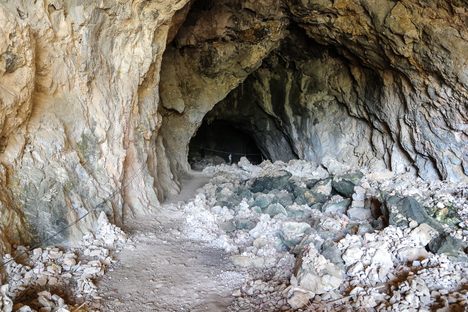 Tham Piew Cave