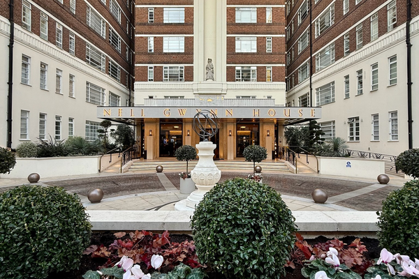 The statue of Nell Gwynn sits in this courtyard.
