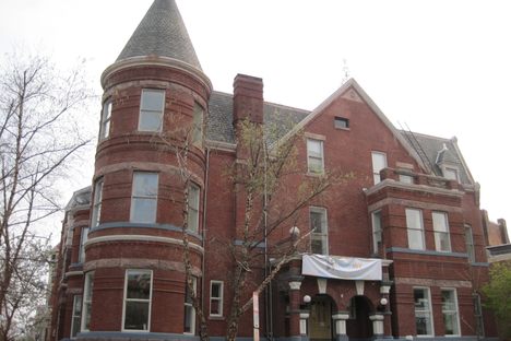The Mysterious Blogger Chronicling Every "Real World" House