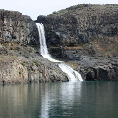 Oblique view of the falls.