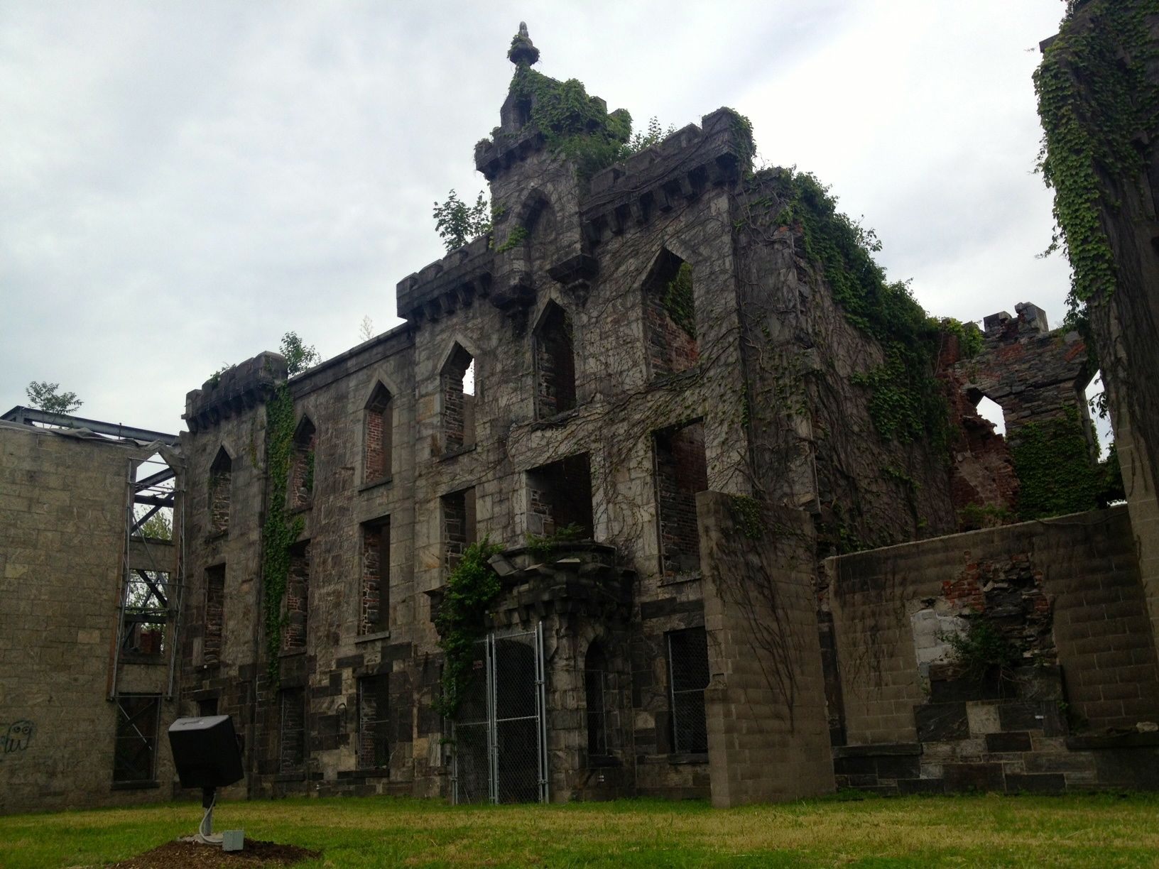 Roosevelt Island Smallpox Hospital - Atlas Obscura