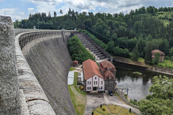 The Pilchowice dam and hydroelectric power plant (north end)