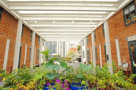 Skylight atrium, middle zone