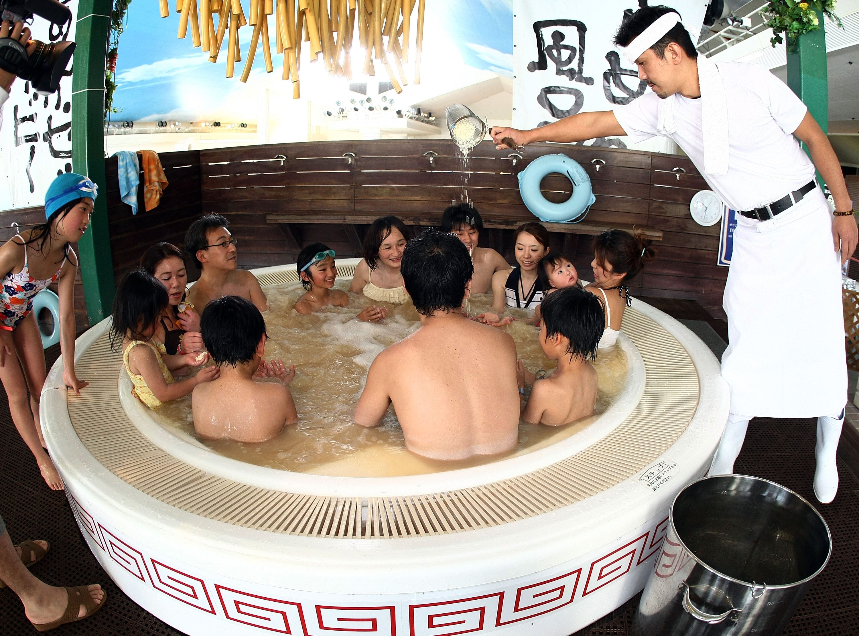 Японская общая купальня. Японская смешанная баня сэнто. Общественная японская баня сэнто. Сэнто баня в Японии. Сэнто баня в Японии женская.