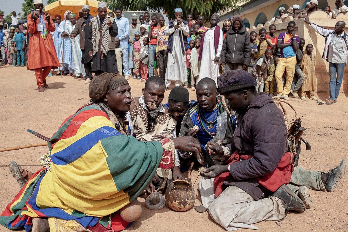 Nizà’à warriors re-enact a scene in which their ancestors took refuge from the colonizers who invaded these lands.