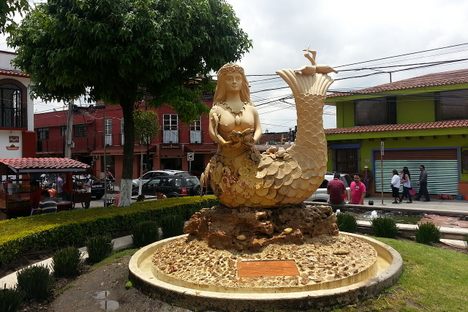 The mermaid-like "tlanchana", a folkloric figure of Metepec is well-represented in the park.