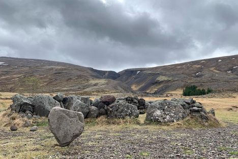 The lifting stone is at the front left.