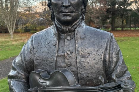 Niel Gow Statue
