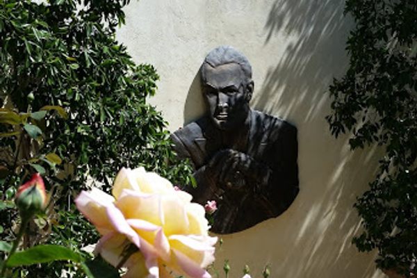 Likeness of Bob Hope in his memorial garden.
