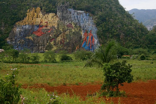 Painted onto the side of the valley (Flickr/plαdys)
