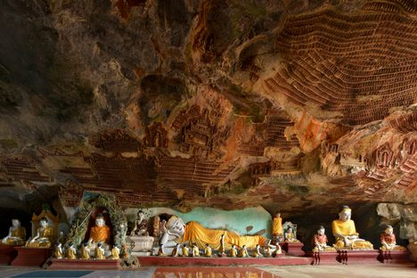 A panoramic view inside Kawgoon Cave.