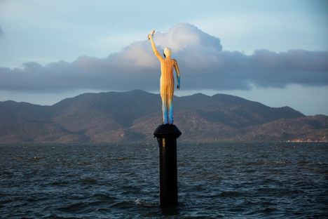 The “Ocean Siren” changes color in real time—from dark blue to dark red—as the water temperature fluctuates. 