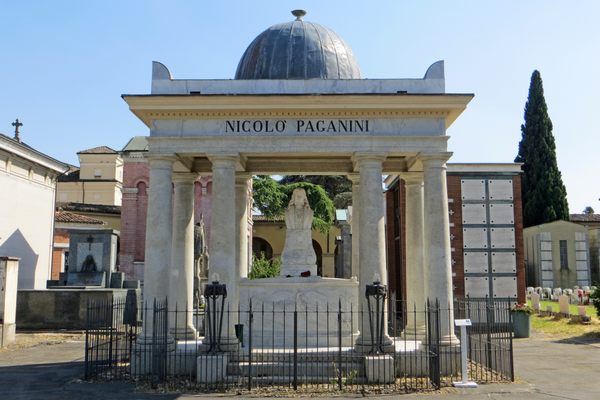 The tomb of Niccolò Paganini
