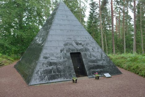 The pyramid tomb created by Malte Liewen Stierngranat