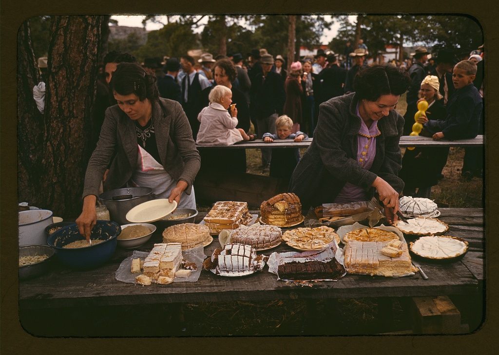 Cutting pies and cakes at a barbecue dinner at the Pie Town, New Mexico Fair (1940).