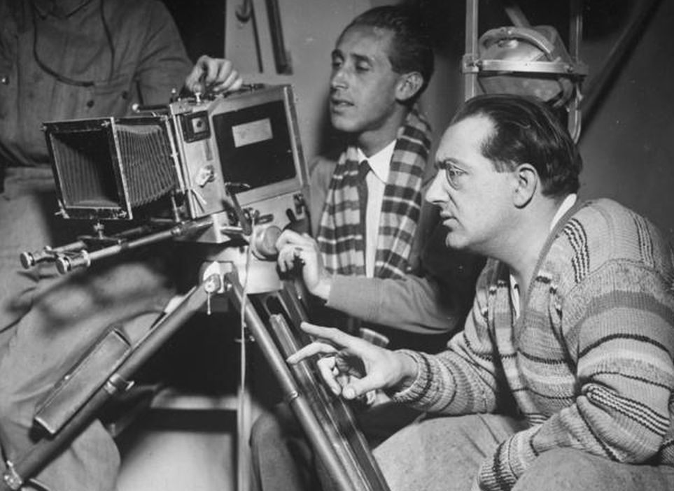 Lang on the set of Woman In The Moon, with cameraman Curt Courant.