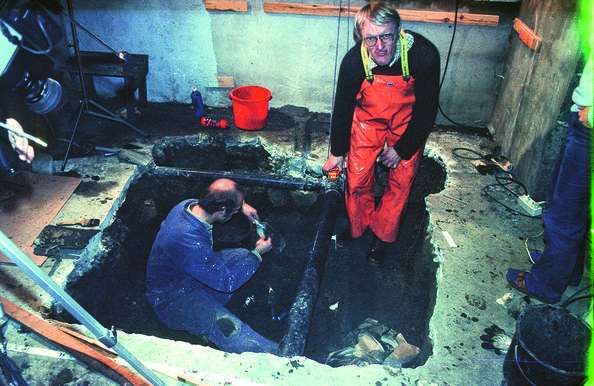 Hanne Thomsen and zoologist Rolf Lie excavating the polar bear remains in the Asheims' basement. 