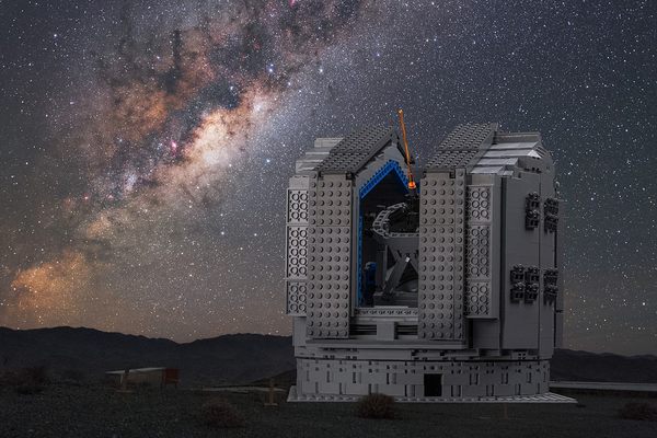 Lego model of the VLT set against a background photograph of the Milky Way from the actual telescope site in Chile’s Atacama Desert.