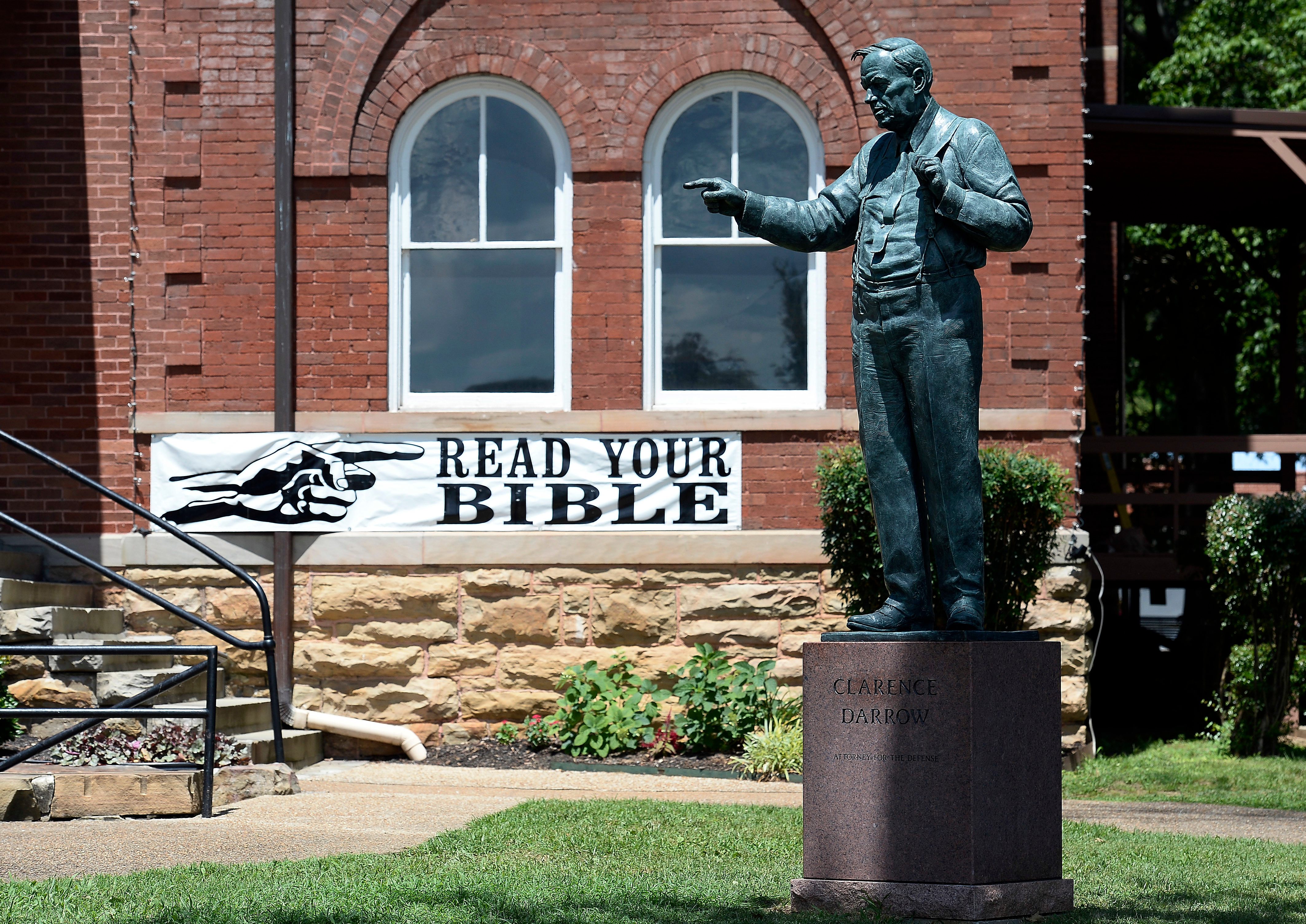 A statue of Clarence Darrow gesticulates in front of the Rhea County Courthouse.