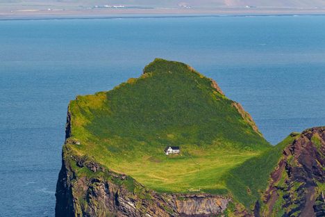 An image depicting Elliðaey from its most popular angle.