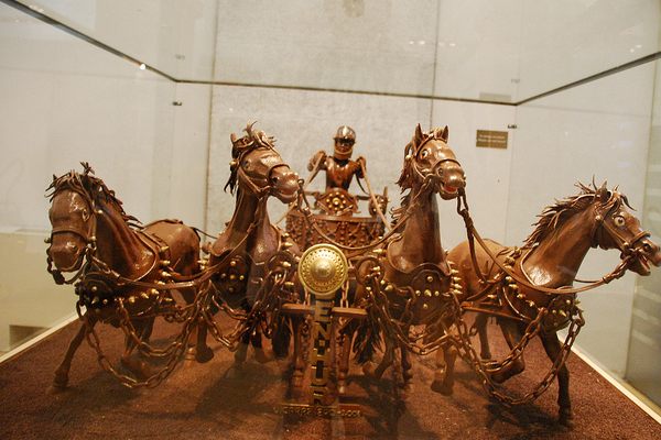 Chocolate chariot driver and his horses (Flickr/SpirosK)