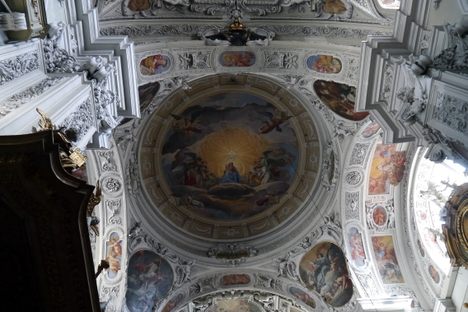 Illusionistic ceiling frescoe