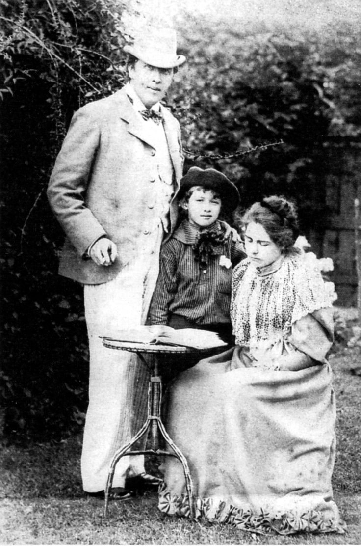 How Constance and Oscar Wilde Helped Get Women Into Trousers - Atlas Obscura