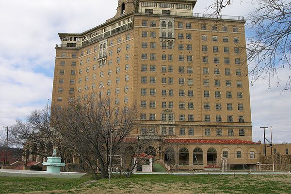 The Baker Hotel in 2006. (Wikimedia Commons)