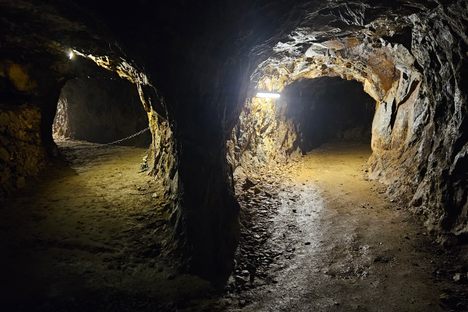the mine contains many branching tunnels.