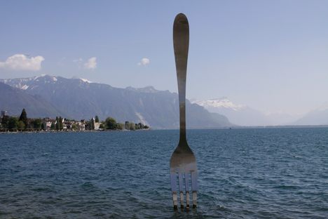 It weighs 929 pounds and is 26 feet tall. 