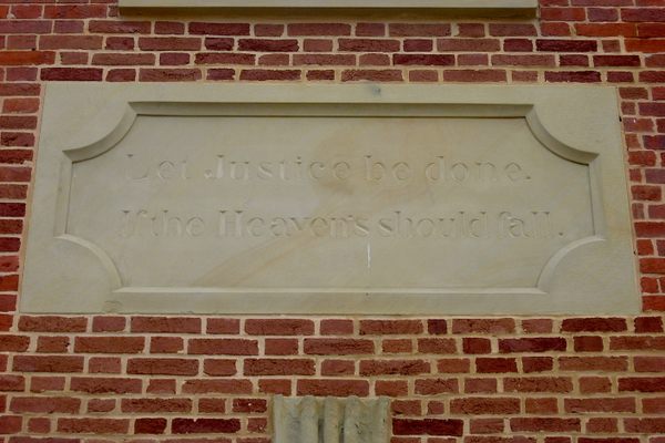 Inscription above the entrance to the courthouse.
