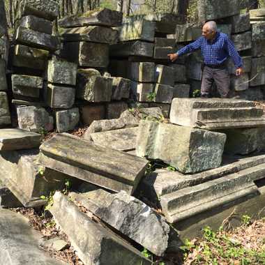 Historian Bill Lebovich at 2016 Obscura Day tour of the Stones.