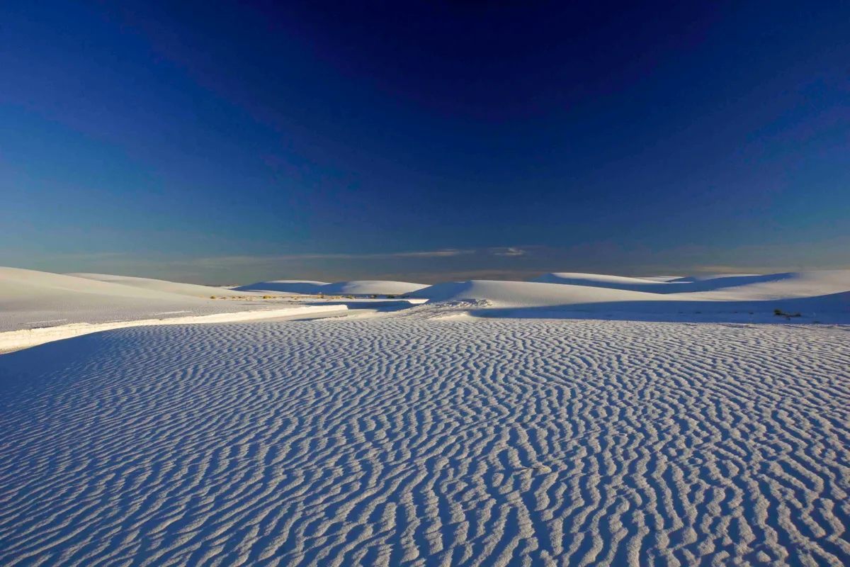 White Sands adalah gurun pasir seputih salju—lengkap dengan perbukitan untuk naik kereta luncur.