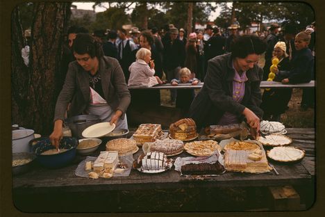 Cutting pies and cakes at a barbecue dinner at the Pie Town, New Mexico Fair (1940).