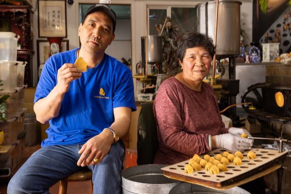 金门幸运饼干工厂老板凯文·陈姿势与他的母亲南希汤姆。