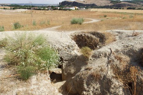 Republican trenches in Rivas-Vaciamadrid. The hill in front was in Nationalist hands. Madrid-Valencia road cannot be seen but is to the left of the picture.