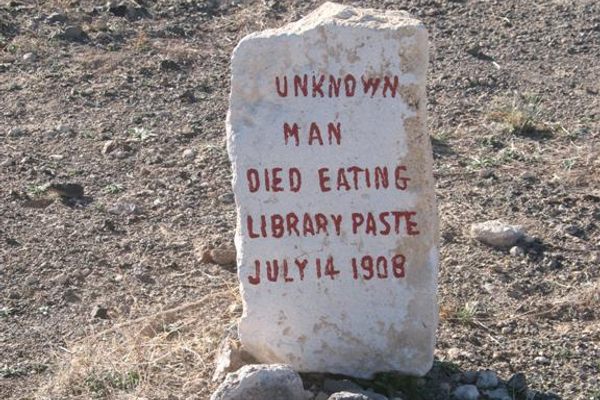 The Paste Eater's grave in Goldfield Pioneer Cemetery.